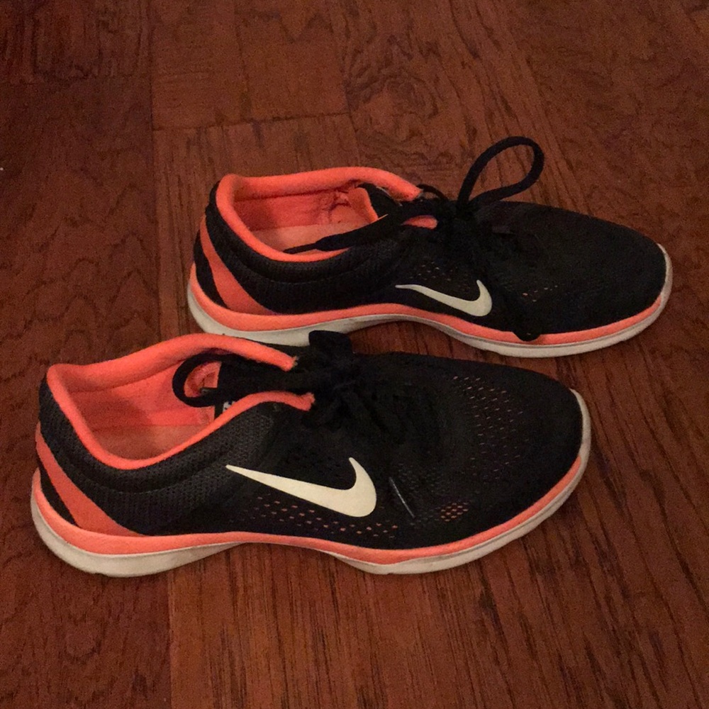 Black nike tennis shoes